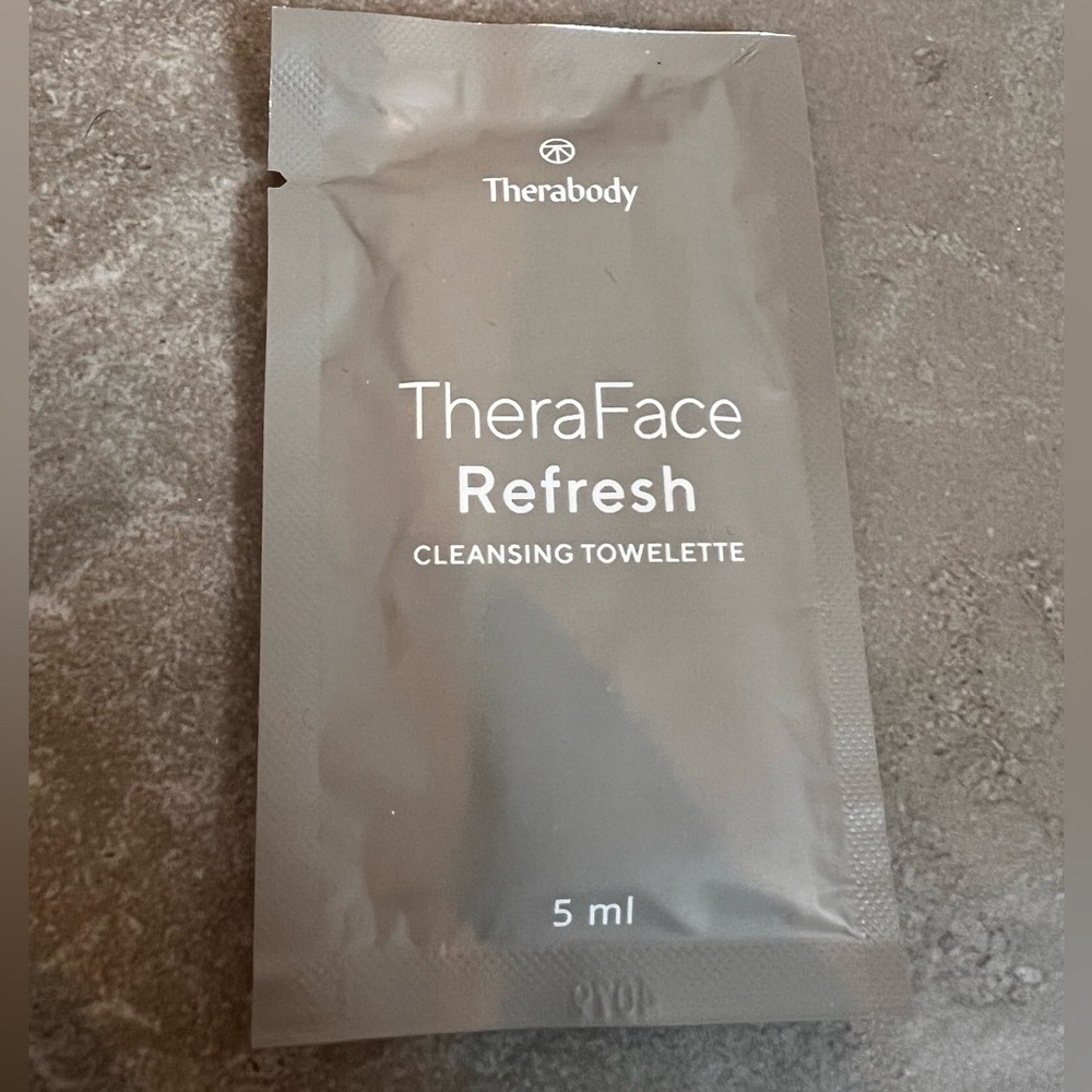 NWT Therabody TheraFace Refresh Cleansing Towelette - Silver